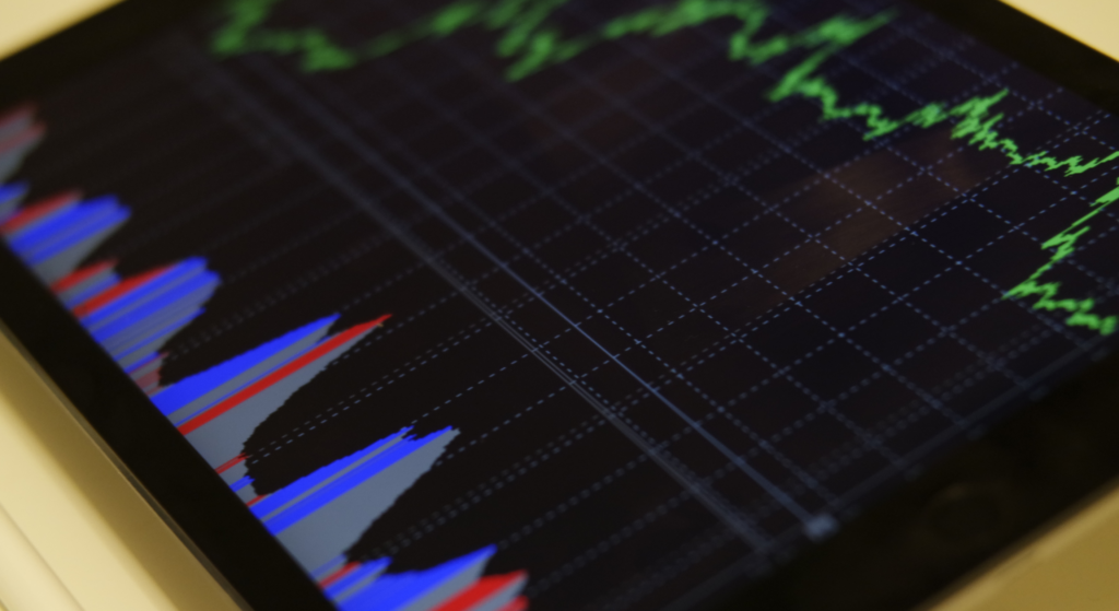 الفرق بين الاستثمار طويل الأمد والتداول السريع