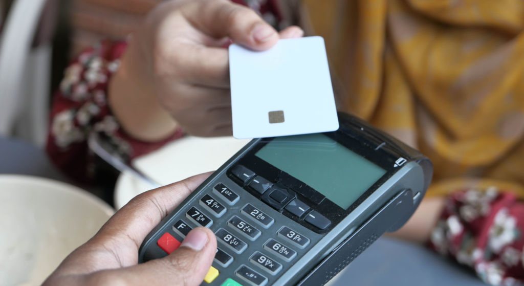 مميزات وعيوب البطاقات الائتمانية